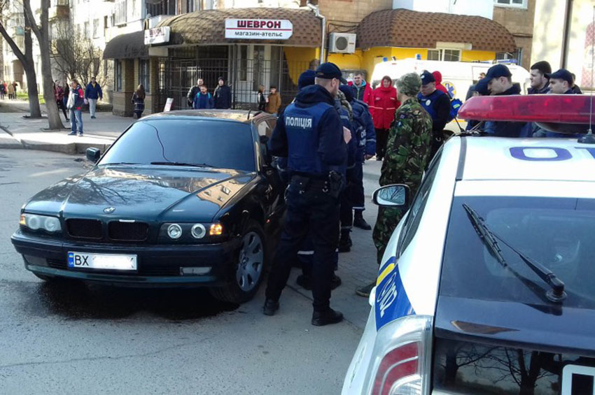 На задньому плані медики чекають хоч якихось дій від поліцейських